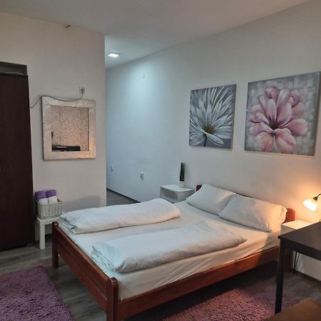 Rooms Villa Luigi Pančevo Exteriör bild